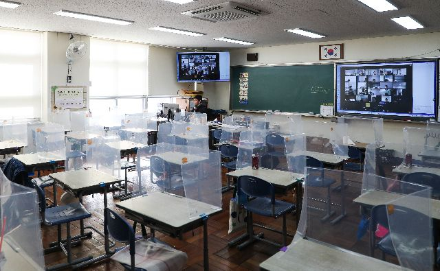 원격수업을 진행하고 있는 부산의 한 초등 교실 모습.(기사와 직접적인 관련 없음) 부산일보DB