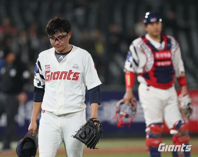 롯데 자이언츠 투수 박세웅은 18일 부산 사직야구장에서 열린 KIA 타이거즈와의 시즌 1차전에 선발 투수로 나와 4와 3분의 2이닝 5실점 4탈삼진을 기록하고 마운드를 내려갔다. 롯데 자이언츠 제공