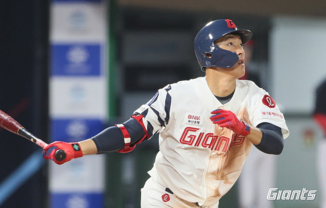 롯데 자이언츠 내야수 노진혁은 18일 부산 사직야구장에서 열린 KIA 타이거즈와의 시즌 1차전 2회 말 공격에서 우측 담장을 넘기는 투런포를 쐈다. 노진혁은 롯데 이적 이후 첫 홈런을 뽑아냈다. 롯데 자이언츠 제공