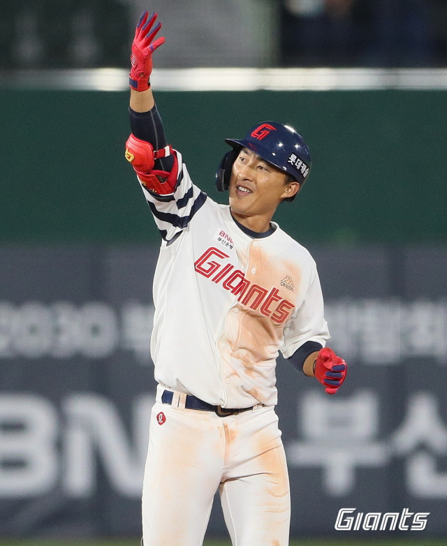 롯데 자이언츠 내야수 노진혁이 18일 부산 사직야구장에서 열린 KIA 타이거즈와의 시즌 1차전 7회에 2타점 적시타를 친 뒤 환호하고 있다. 롯데 자이언츠 제공