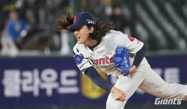 롯데 자이언츠 투수 김원중은 8회 2사 상황에 마운드에 올라와 2사 1·2루의 실점 위기를 실점 없이 막아냈다. 롯데 자이언츠 제공