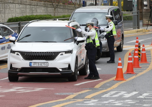 최근 6년간 관세청 소속 공무원 150명이 음주운전과 도박, 성희롱, 금품수수, 직무태만 등 각종 비위 행위로 징계를 받은 것으로 나타났다. 사진은 경찰이 주간 음주운전 단속을 하는 모습.(기사와 관련없음) 연합뉴스