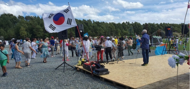 지난해 광복절을 맞아 사할린 동포들이 ‘사할린 한인 추모관’ 근처서 모임을 하고 있는 모습. 부산우리민족서로돕기운동 제공