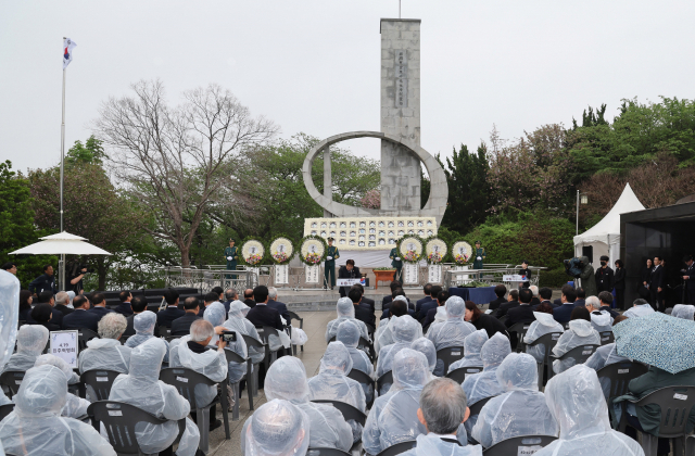 제63주년 4·19혁명 기념식이 19일 부산 중앙공원 4·19민주혁명희생자 위령탑 앞 광장에서 열렸다. 정종회 기자 jjh@