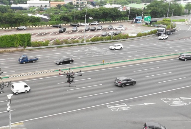한국도로공사가 지난해 고속도로상에서 드론을 이용해 모두 6759건의 법규위반 차량을 단속했다. 사진은 고속도로 위에서 한국도로공사의 드론이 법규위반차량을 단속하는 모습. 한국도로공사 제공
