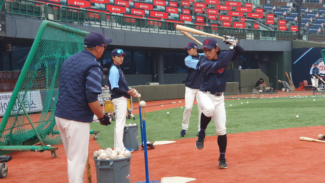 롯데 자이언츠 외야수 황성빈이 19일 부산 사직야구장에서 열리는 KIA 타이거즈와의 경기 전 훈련에서 배팅 훈련을 하고 있다. 김한수 기자 hangang@