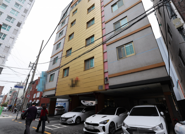 집주인 연락 두절로 또 다른 ‘전세 사기’ 우려가 커지고 있는 부산 동구의 한 빌라 건물. 정종회 기자 jjh@