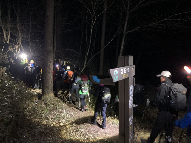 길바닥은 얼었고, 휴대전화는 작동을 멈춘다. 그래서 화란봉까지는 사진이 없다.