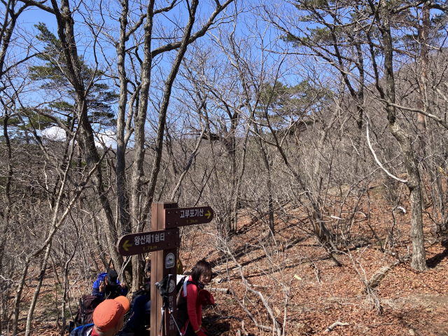 쉼터에서 잠시 쉰다. 고루포기산이 얼마 남지 않았다.