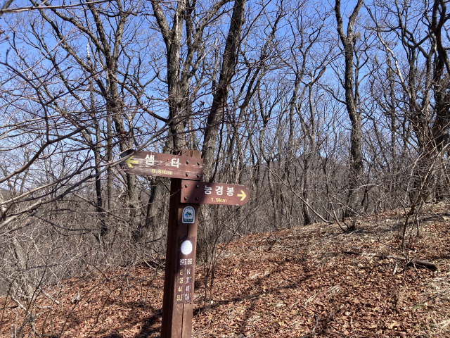 샘터가 있다고 한다. 능선 아래 터널로 고속도로가 지난다.