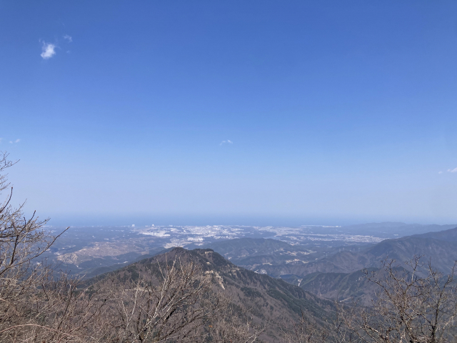 능경봉 정상에서 본 동해. 미세먼지만 아니라면 푸른 바다를 볼 수 있다.