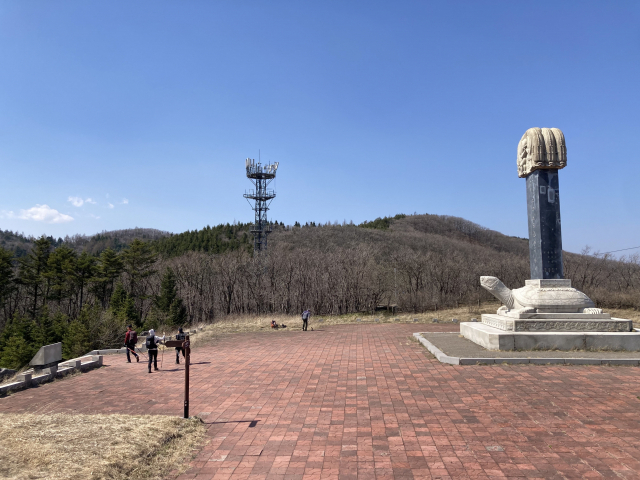 옛 대관령 휴게소 자리에 있는 영동고속도로 준공비.