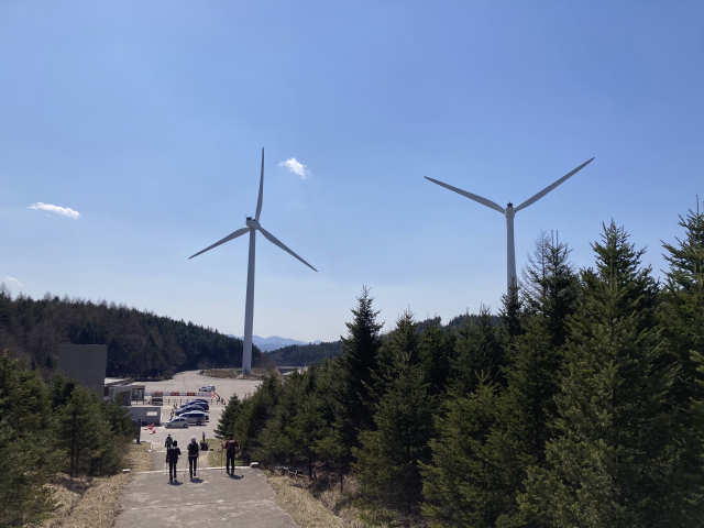 두 개의 상징적인 풍력발전기가 있는 대관령. 여기서 이번 산행을 마무리한다.