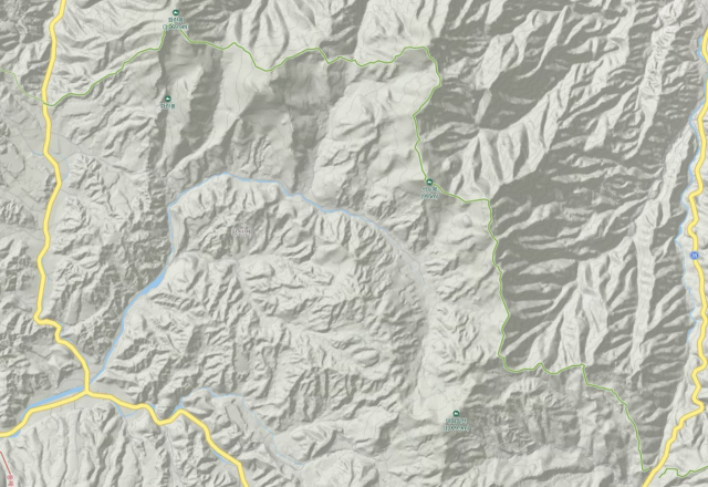 백두대간 삽당령~닭목재 등산로. 오른쪽 아래 출발 지점이 삽당령, 왼쪽 위 도로와 만나는 등산로 지점이 닭목령이다. 네이버 지도 캡처