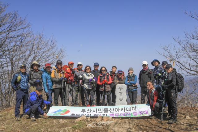 기어코 도착한 능경봉. 대관령이 코밑이다. 모두 표정이 좋다. 앞쪽에 있던 정상석 위치가 누군가에 의해 뒤로 옮겨졌다. 사진 찍기엔 좋았다.