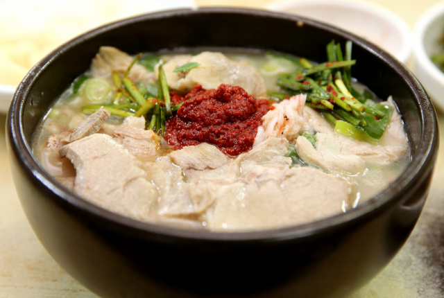 부산월드엑스포는 부산 음식의 세계화 측면에서도 큰 기회가 될 것으로 기대된다. 부산 대표 음식인 돼지국밥.
