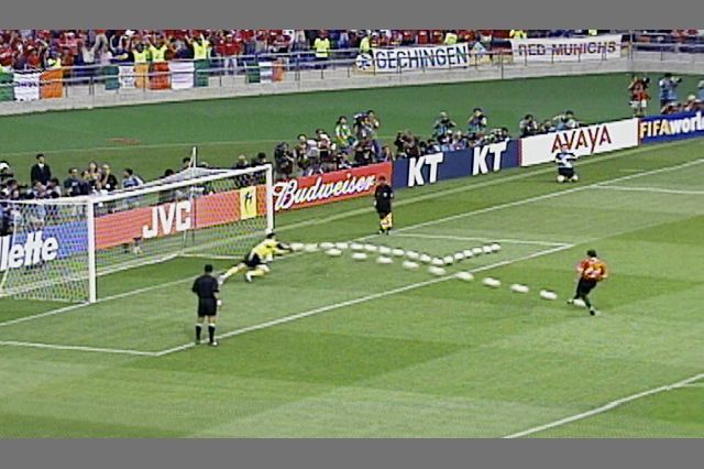 Copa do Mundo de 2002 entre Coreia e Japão Jogo das quartas de final entre Coreia e Espanha.  O goleiro coreano Lee Won-jae defendeu um chute do quarto time da Espanha, Joaquin Sanchez.  Yonhap News