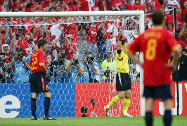 Na partida das quartas de final da Copa do Mundo da FIFA de 2002 contra a Coreia, o espanhol Joaquin Sanchez parecia arrasado depois de ser derrubado pelo goleiro Lee Won-jae.  Yonhap News