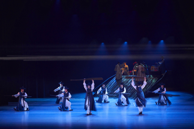 국립부산국악원과 연계한 특별 공연 ‘춤, 조선통신사-유마도를 그리다’도 다시 무대에 오른다. 국립부산국악원 제공