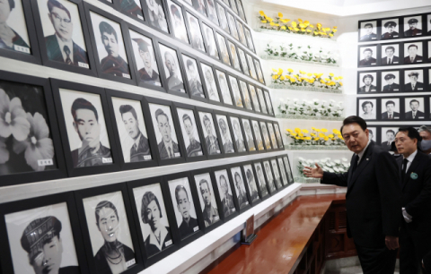 윤석열 대통령이 19일 서울 4·19민주묘지에서 열린 4·19 혁명 기념식에 앞서 유영봉안소를 참배하고 있다. 연합뉴스