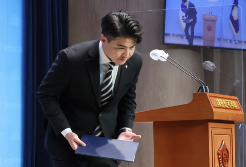 오영환 민주당 의원이 10일 국회에서 기자회견을 갖고 내년 22대 총선 불출마를 선언하고 있다. 연합뉴스