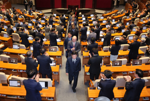 3일 국제박람회기구 실사단이 국회에서 '부산엑스포 성공 유치 및 개최를 위한 결의안'을 전달받은 뒤 퇴장하고 있다. 연합뉴스