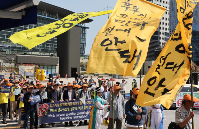 20일 오후 부산역 광장에서 열린 ‘후쿠시마 오염수 투기 결사저지, 방사능 없는 지구의날 선포 시민대회’에서 참가자들이 일본정부의 후쿠시마오염수 방류 계획 철회를 요구하며 거리행진을 하고 있다. 정종회 기자 jjh@