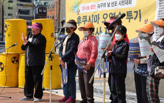 부산 기장군 연화리 해녀들이 20일 오후 부산역 광장에서 열린 ‘후쿠시마 오염수 투기 결사저지, 방사능 없는 지구의날 선포 시민대회’에서 일본 정부의 후쿠시마오염수 방류 계획 철회를 요구하고 있다. 정종회 기자 jjh@