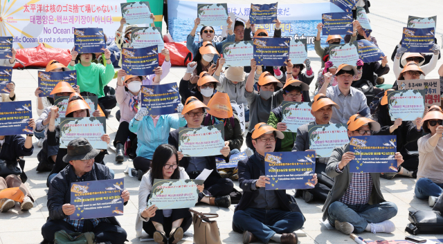 20일 오후 부산역 광장에서 열린 ‘후쿠시마 오염수 투기 결사저지, 방사능 없는 지구의날 선포 시민대회’에서 참가자들이 일본정부의 후쿠시마오염수 방류 계획 철회를 요구하고 있다. 정종회 기자 jjh@