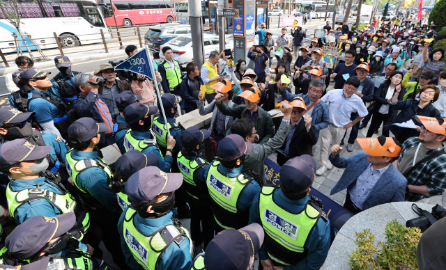 ‘후쿠시마 오염수 투기 결사저지, 방사능 없는 지구의날 선포 시민대회’ 참가자들이 20일 오후 부산 동구 초량동 일본영사관 앞에서 오염수 해양투기 반대 기자회견을 진행하려 하자 경찰이 막아서고 있다. 정종회 기자 jjh@