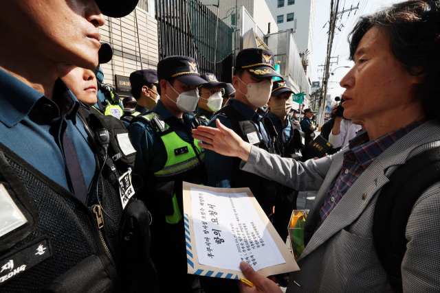‘후쿠시마 오염수 투기 결사저지, 방사능 없는 지구의날 선포 시민대회’ 참가자들이 20일 오후 부산 동구 일본영사관 앞에서 후쿠시마 오염수 해양투기에 반대하는 항의서한을 전달하려 하자 경찰이 막아서고 있다. 정종회 기자 jjh@