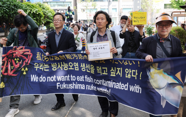 ‘후쿠시마 오염수 투기 결사저지, 방사능 없는 지구의날 선포 시민대회’ 참가자들이 20일 오후 부산 동구 일본영사관 인근에서 후쿠시마 오염수 해양투기에 반대하는 항의서한을 전달하기 위해 걸어가고 있다. 정종회 기자 jjh@
