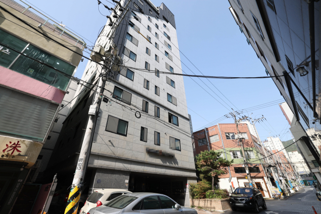 경매로 넘어가 세입자들이 전세보증금 18억 원 잃을 처지에 놓인 부산 부산진구의 한 원룸. 이재찬 기자 chan@