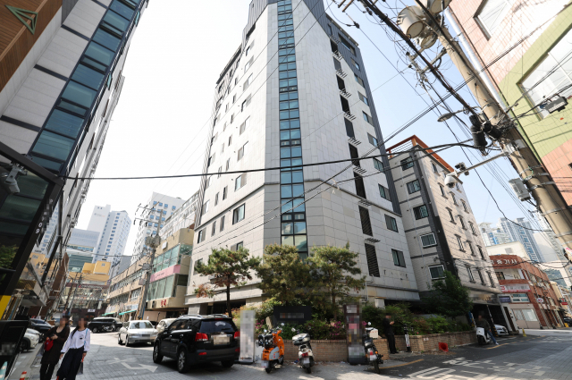 경매로 넘어가 세입자들이 전세보증금 18억 원을 잃을 처지에 놓인 부산 부산진구 전포동의 한 오피스텔. 이재찬 기자 chan@