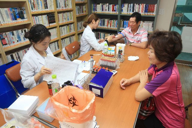 양산부산대병원 석면환경보건센터에서 과거 석면공장 주변에 살았던 주민들이 석면 질환 관련 건강검진을 받고 있다． 부산일보DB