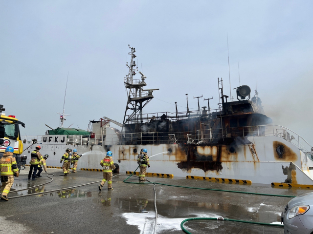 울산소방본부와 울산해양경찰서는 21일 부산 기장군 앞바다에서 불이 난 러시아 어선을 울산 용연부두로 끌고와 잔화 정리와 수색 작업을 이어갔다. 울산소방본부 제공