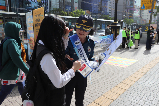 부산 사하경찰서는 지난 21일 오후 4시 사하구 아트몰링 앞에서 청소년과 일반인 100여 명에게 약물 검사키트를 나눠주며 마약범죄 예방 캠페인을 벌였다. 기사 내용과 직접 관련은 없음. 부산 사하경찰서 제공