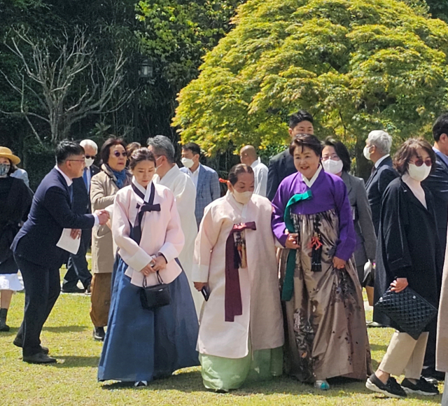 김정숙 여사가 황수로 궁중채화장을 손을 잡고 행사장으로 가고 있다. 김태권 기자