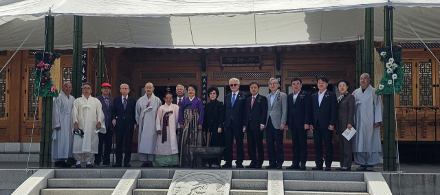 제1회 아름다운 찻자리 대회에 참석한 귀빈들이 개막식 후 기념사진을 찍고 있다. 김태권 기자