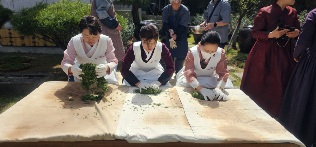 한국궁중꽃박물관이 이날 오전에 딴 차잎으로 차 덖기 등의 시연을 보이고 있다. 김태권 기자