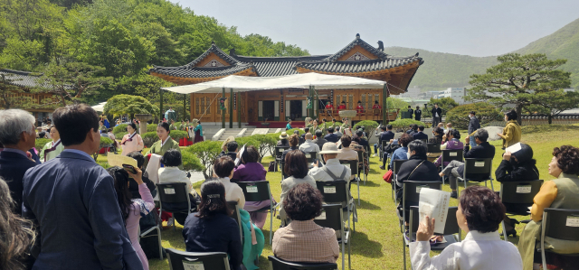 한국궁중꽃박물관은 찻자리 대회 경연에 앞서 특별공연으로 ‘왕조의 신비, 고종 정해 진연 진 다례’를 재현하고 있다.김태권 기자