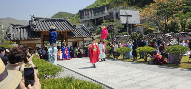 한국궁중꽃박물관은 찻자리 대회 경연에 앞서 특별공연으로 ‘왕조의 신비, 고종 정해 진연 진 다례’를 재현하고 있다.김태권 기자