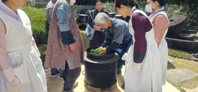 한국궁중꽃박물관이 이날 오전에 딴 차잎으로 차 덖기 등의 시연을 보이고 있다. 김태권 기자