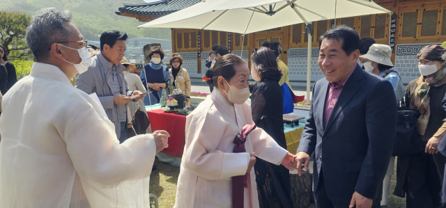 나동연 양산시장과 황수로 궁중채화장이 이날 행사장에서 만나 환담하고 있다. 김태권 기자