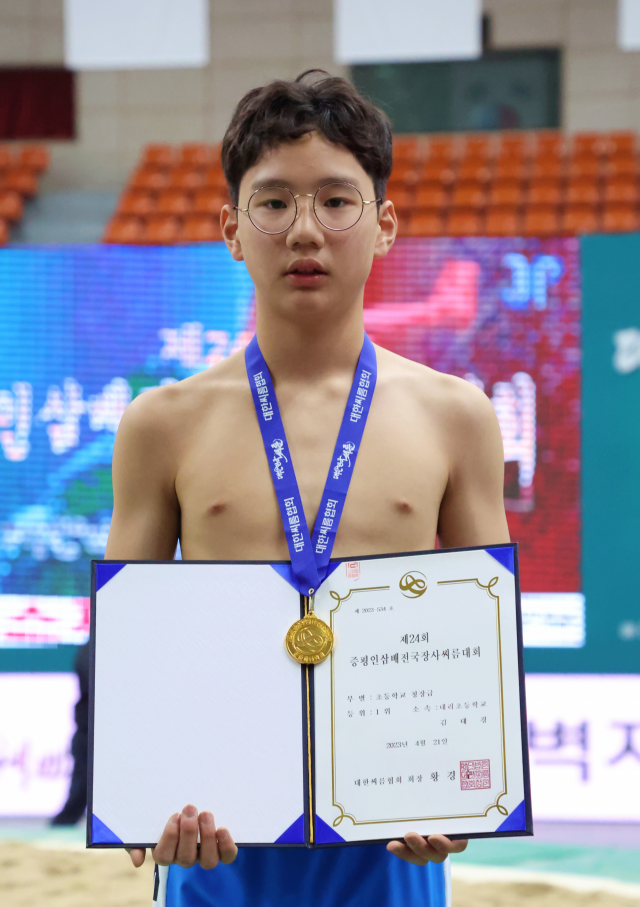 제24회 증평인삼배 전국장사씨름대회 초등부 청장급(-50kg)에서 우승한 부산 내리초등 김태경. 김태경은 내달 개최될 전국소년체전에서도 유력한 금메달 후보로 거론된다. 부산시씨름협회 제공
