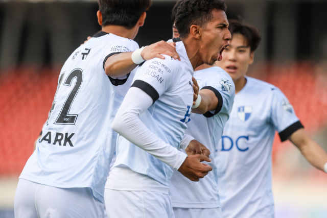 22일 탄천종합운동장에서 열린 하나원큐 K리그2 2023 부산아이파크와 성남FC의 경기에서 부산의 페신이 후반 6분 역전골을 성공시킨 후 포효하고 있다. 한국프로축구연맹 제공