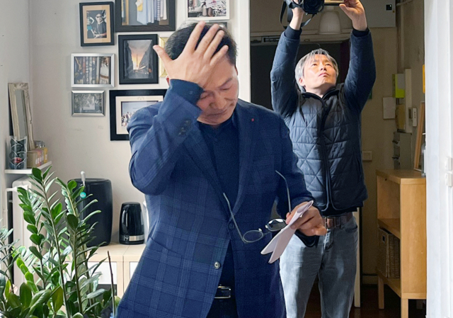 더불어민주당 송영길 전 대표가 22일(현지시간) 파리 3구 한 사무실에서 한국 특파원들과 만나 ‘2021년 전당대회 돈 봉투 의혹’과 관련해 입장을 밝히던 중 땀을 닦고 있다. 연합뉴스