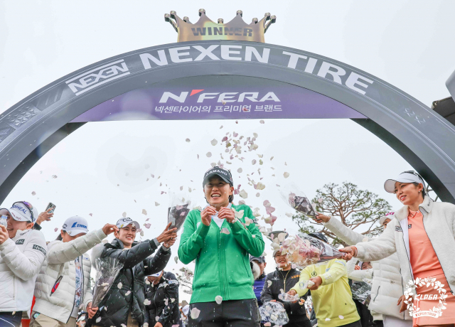 최은우(28)가 23일 경남 김해시 가야 컨트리클럽에서 치러진 KLPGA 투어 넥센·세인트나인 마스터즈에서 생애 첫 우승을 차지한 후 동료들의 축하를 받고 있다. KLPGA 제공