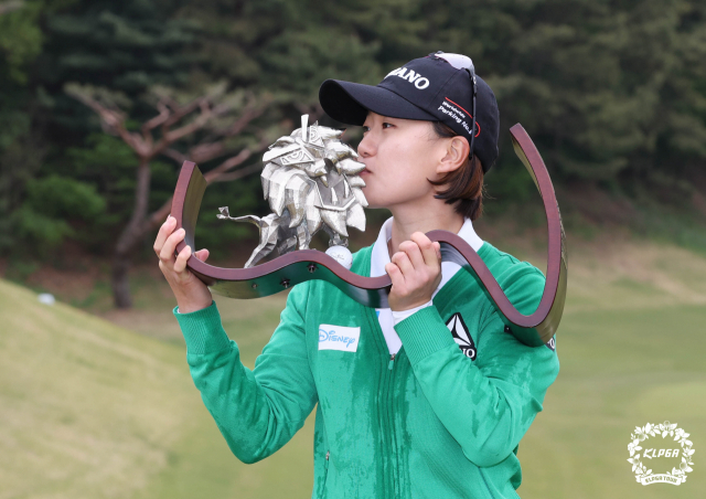 최은우(28)가 23일 경남 김해시 가야 컨트리클럽에서 치러진 KLPGA 투어 넥센·세인트나인 마스터즈에서 생애 첫 우승을 차지한 후 우승컵에 키스를 하고 있다. KLPGA 제공