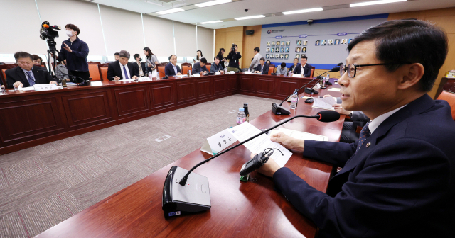 송상근 해양수산부 차관(오른쪽)이 지난 21일 세종시 정부세종청사에서 수산물 안전관리를 위해 처음으로 마련된 정책 시·도 협의회를 주재하고 있다. 연합뉴스